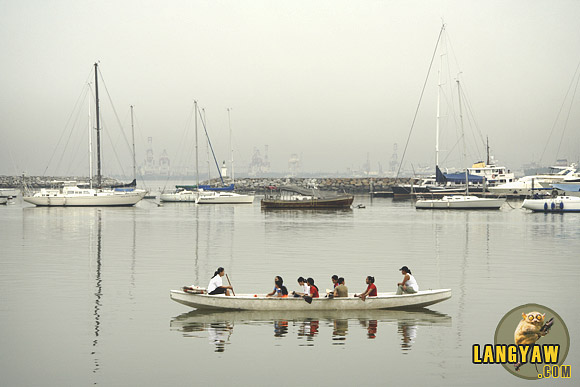 Female dragon boat athletes practicing in Manila Bay