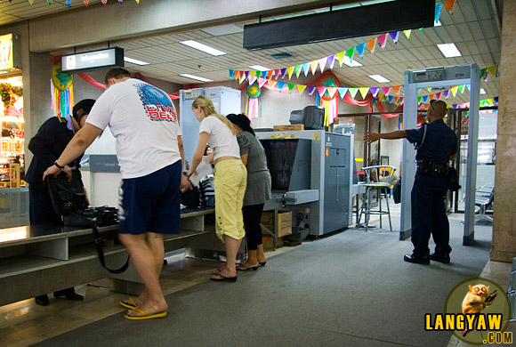Departing passengers at the Mactan airport have to resort to have their hand carried baggages manually checked=