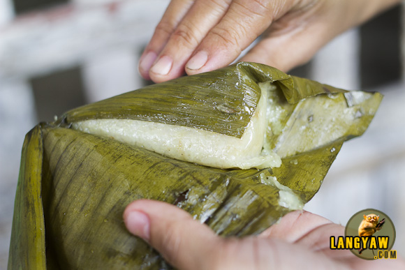 I've always loved native rice cakes or kakanin. Here, one is opened so that I can taste it. It's being sold at P5 per piece.