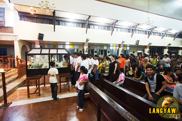 Catholics lining up to pay their respects to the Santo Intierro