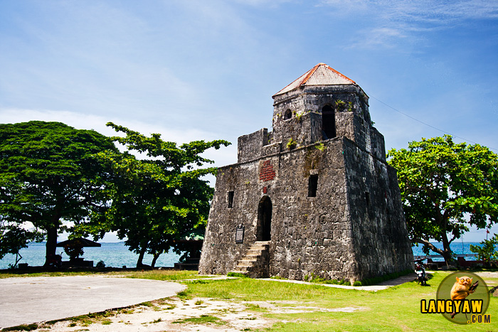 The fort at Maribojoc, called Puntacruz which was built in the 18th century guarded this side of the island from Muslim slave raiders