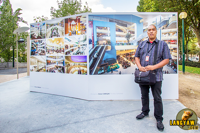 Le photographe Ã  Paris. Posing infront of my photography work, THE NEW CATHEDRALS as exhibited in Paris