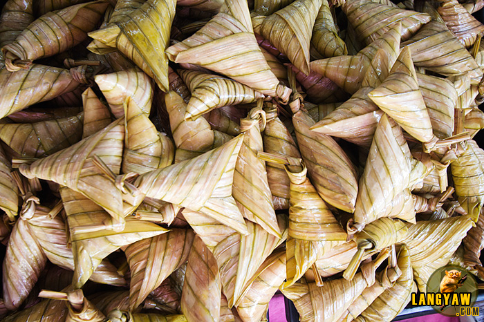 Wrapped sticky rice cakes at the Pekan Rabu market