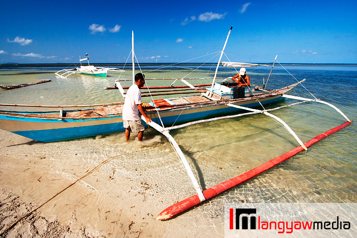 Fishermen at the shallows of Agutaya