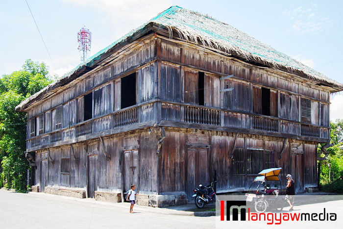 One of the old houses in the town of Balingasag, Misamis Oriental. Note the corners of the house with a carving of men carrying the upper story at its back.