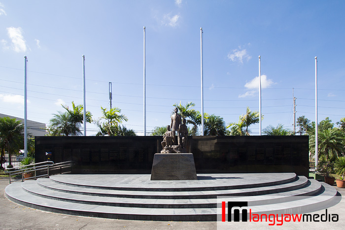 The monument to Geronimo B. de los Reyes found opposite the museum entrance