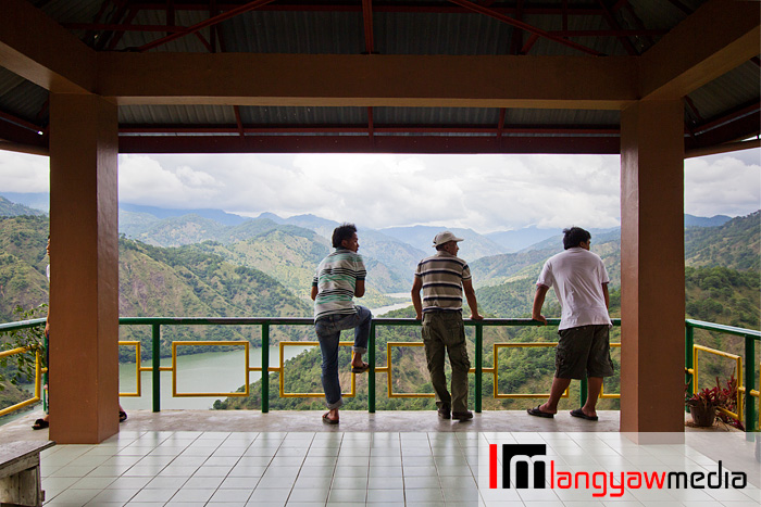 Travelers stopping over at the Inidian Viewdeck for a sweeping scene of the Ambuklao River before it goes out of the Ambuklao Dam