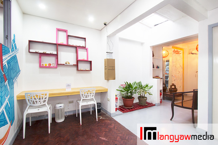 A welcoming and cozy area between the dining space and lobby. Books and magazines are available at this space.