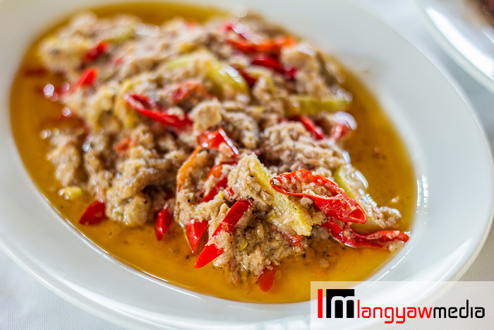 Bicol Express, tineouteou ra balao version: instead of taro leaves, it uses small shrimps and mixed with gata (coconut milk), chili and tomatoes; a spicy yet flavorful dish