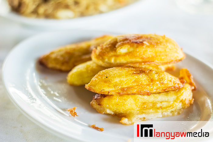 Sinapot, fried sliced saba bananas 