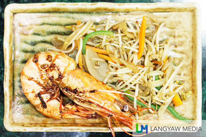 Jumbo prawns with vegetables in ginger sauce