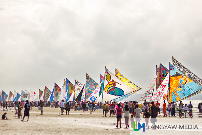 The paraws and the crowd at the beach