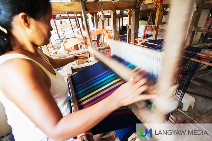 Loom weaving in Bulbulala, La Paz, Abra