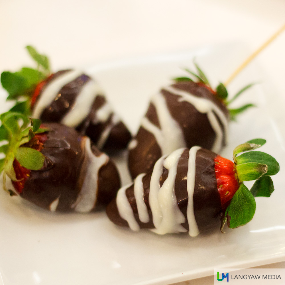 I never thought that chocolate and the sweet-sour taste of strawberries goes so well!