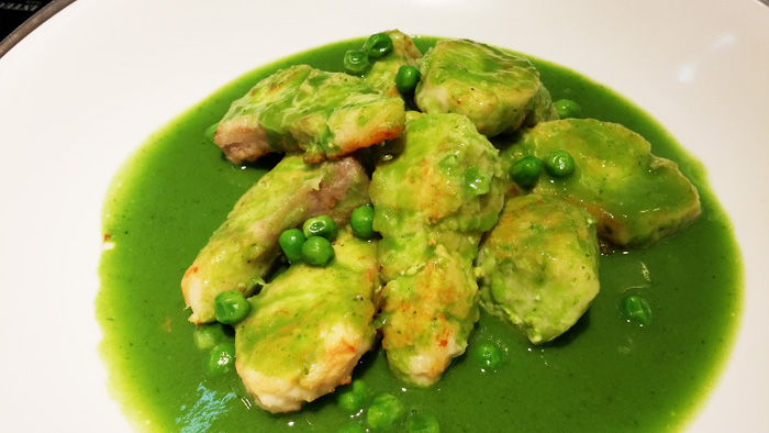 Pescado en salsa verde (maya-maya fish fillet in green herb sauce)
