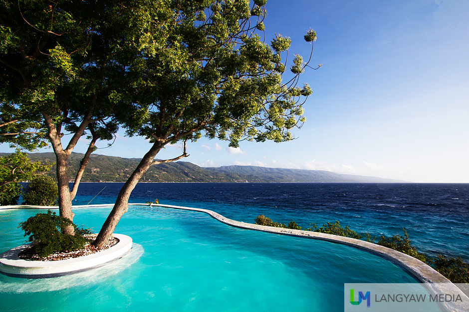 Sumilon Bluewater Island Resort's infinity pool gives you great views of the sea below