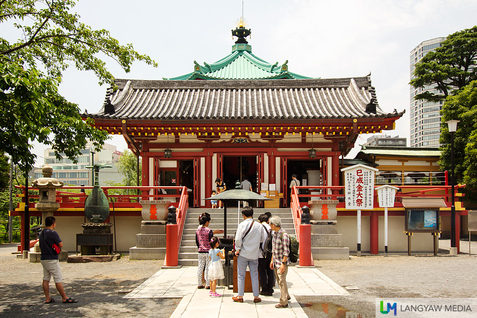 The modern temple built in 1958 replaced a much older one, built in the 17th century by a daimyo, feudal lord named Mizunoya Katsutak. It was destroyed during air raids in World War II.