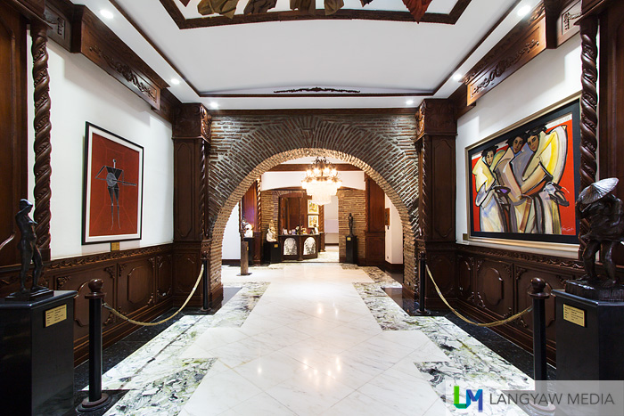 Main entrance of Hotel Luna flanked by two sculptures by Napoleon Abueva followed by an Arturo Luz (left) and Bencab (right)  paintings. All are National Artists.