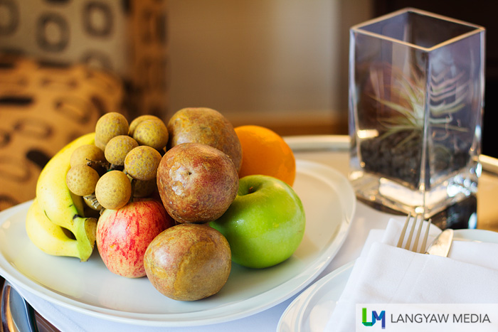 Espousing the healthy lifestyle, these varied fruit platter greets the guest: orange, green apple, banana, longan and passion fruit