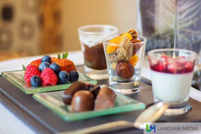 The welcome amenity is delicious and healthy as well: different kinds of berries, filled chocolate pieces, a pomegranate dessert, dried peach, figs and dates as well as a light chocolate mousse.