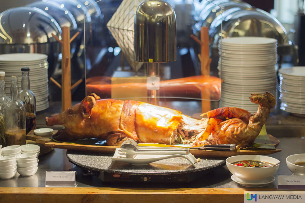 Sumptuous lechon for Sunday lunch buffet. The skin, especially at the shoulder part is so good I had to go back and slice off some pieces. It's well seasoned and just so crispy, while the meat is tender and flavorful too!