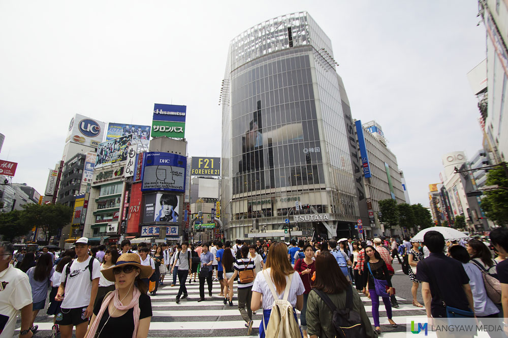 For a few minutes, people do the Shibuya crossing and because of its popularity, many take photos, pose, do antics for them to post on social media. 