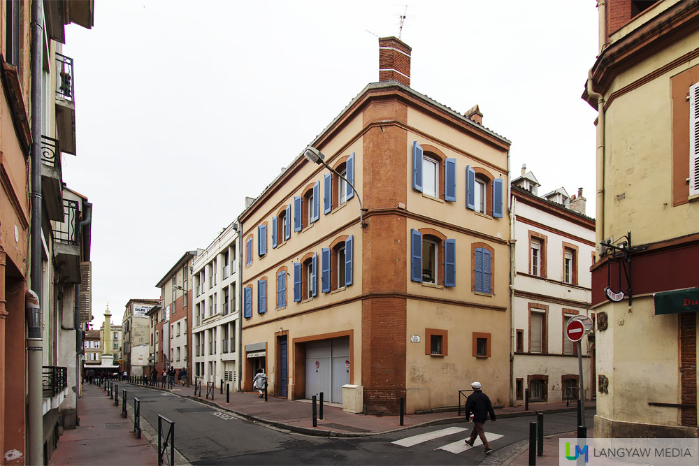 A quiet street and apartment. Toulouse is also nicknamed the la Ville Rose (the pink city) because of the pinkish bricks used in buildings