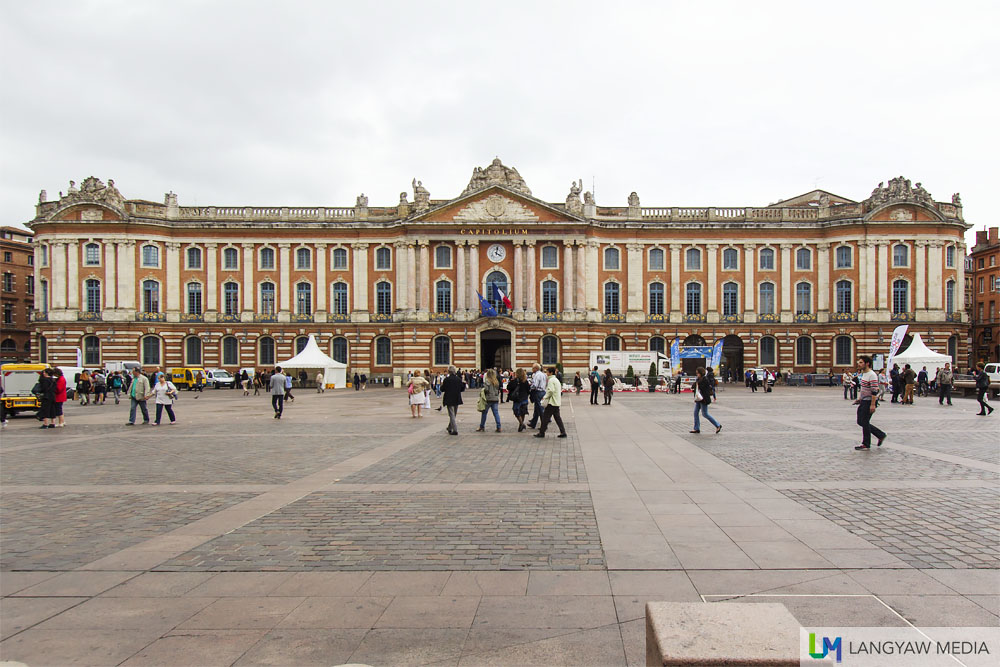 The Place du Capitole with the first building built in 1190. The current facade goes back to 1750 and the most recent renovations were done in 1995. The Capitole houses the city hall and is the residence of a local opera company, ThÃ©Ã¢tre du Capitole de Toulouse and a local symphony orchestra.