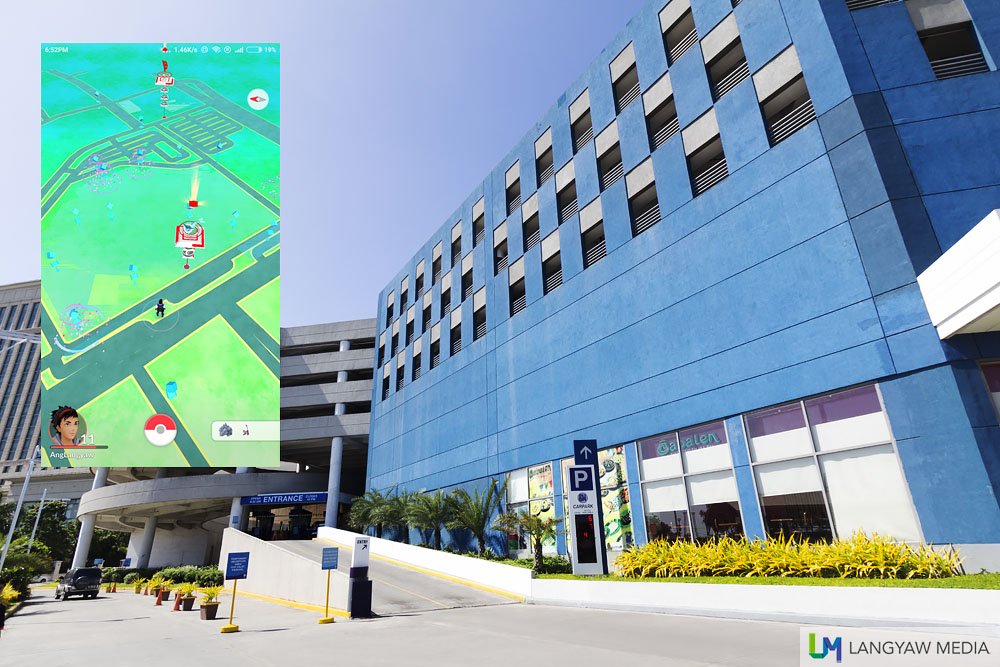 Back of SM City Cebu. Lure parties have been held here during the weekend. Inset: Screencap of area as seen from the front of the mall across the road. 