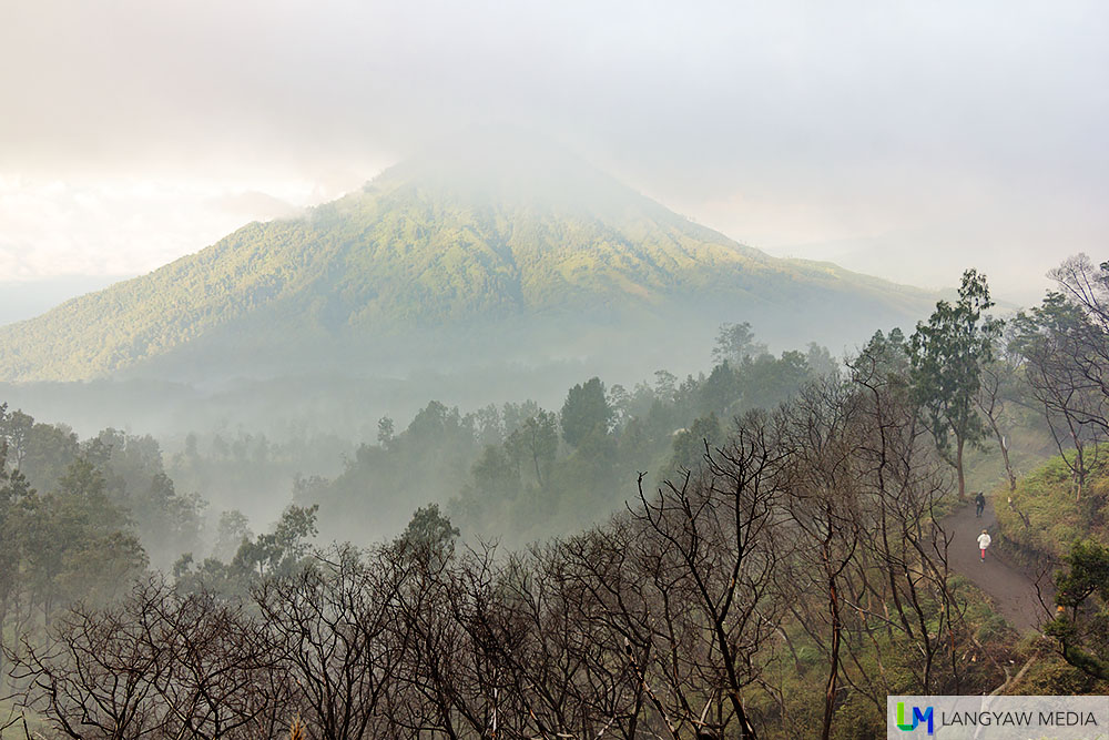 Another volcano, foggy morning, a stunning landscape. Can you find the hikers in the photos?