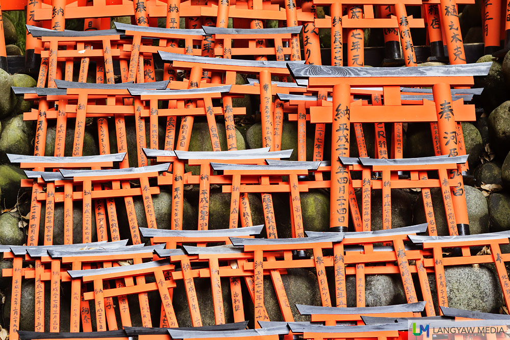 Small torii gates near the Okusha Hohaisho 