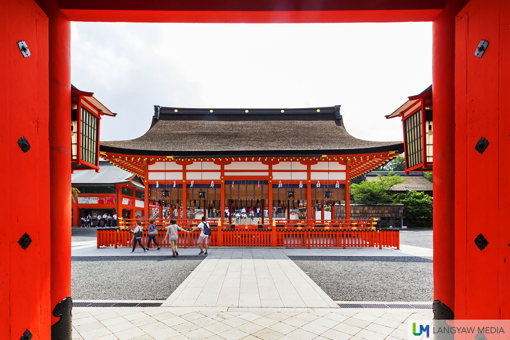 The outer hall of worship called Gan-haiden just after the rÅmon