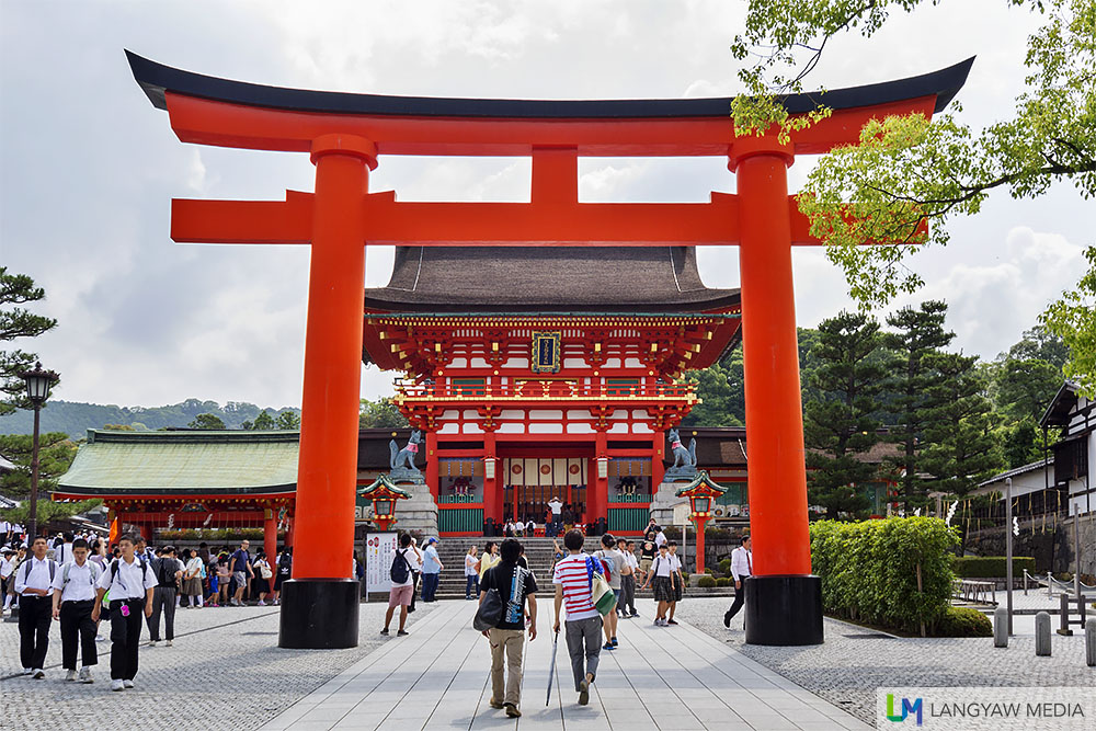 The torii gate at the entrance of the Fushimi Inari Shrine. The rÅmon gate, the one after the torii, is the main entrance to the shrine and was built in the 16th century