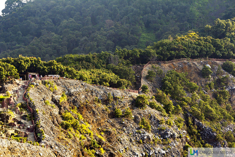 The other side of the trail rises up this portion of the crater