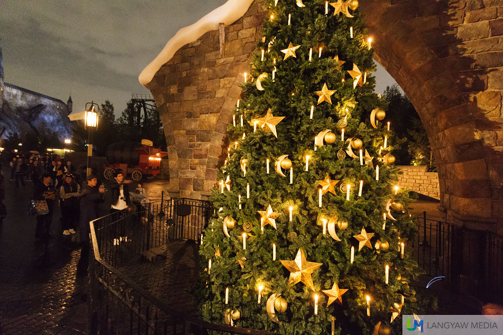 Cast Locomotor and Lomus spells at the Hogsmeade Village Christmas Tree. Don't worry, a wizard will guide you on how to use your wand and the strokes for those spells.