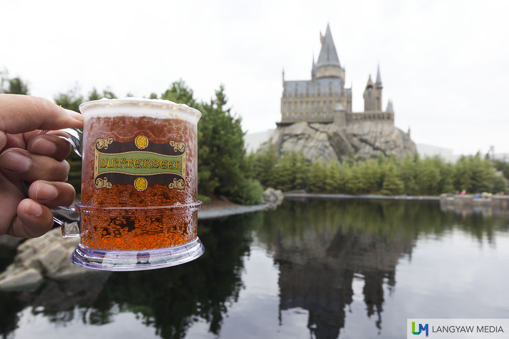 Yup, the popular brew, butterbeer, is available hot at this time of the year!